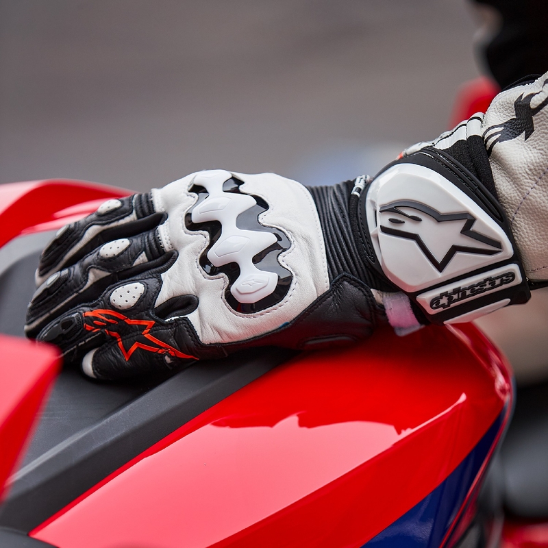 Alpinestars GP PRO R 4 Motorradhandschuhe schwarz-weiß