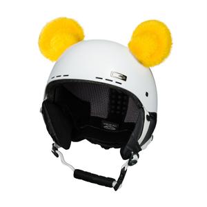 Die Ohren des Teddybär-Helms sind gelb