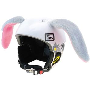 Ohren am Helm. Großes graues Kaninchen