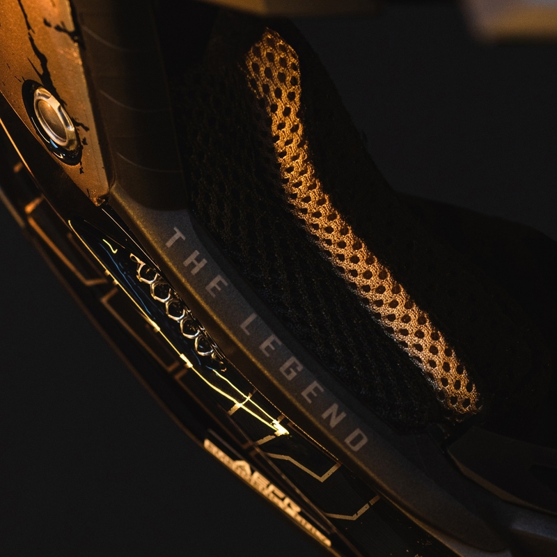 Motocross-Helm Airoh Aviator 3.0 „TC 222 THE LEGEND“ schwarz-gold