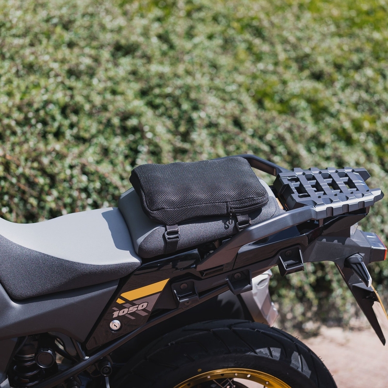 Oxford Air Seat Soziussitz und schwarzes aufblasbares Enduro-Pad über dem Beifahrersitz
