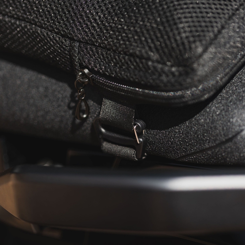 Oxford Air Seat Soziussitz und schwarzes aufblasbares Enduro-Pad über dem Beifahrersitz
