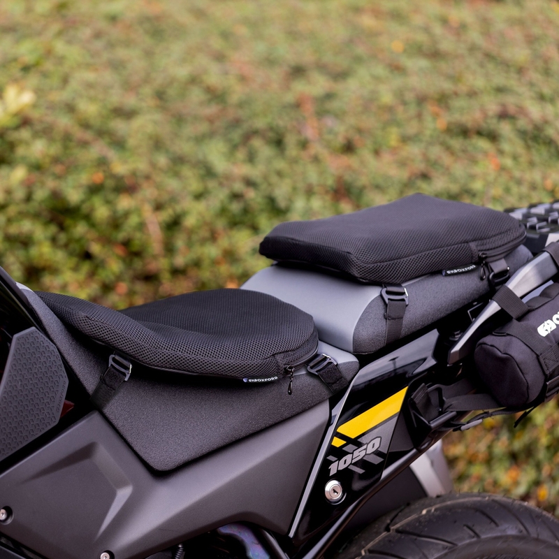 Oxford Air Seat Soziussitz und schwarzes aufblasbares Enduro-Pad über dem Beifahrersitz
