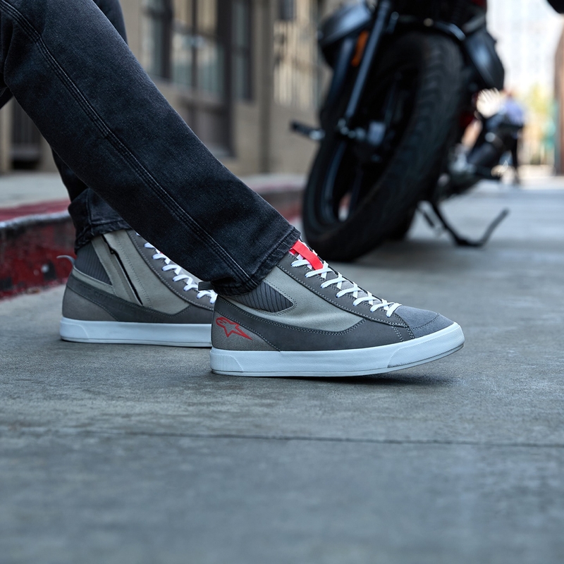 Alpinestars Stated Motorradstiefel hellgrau-fluo rot-weiß