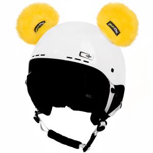 Die Ohren des Teddybär-Helms sind gelb